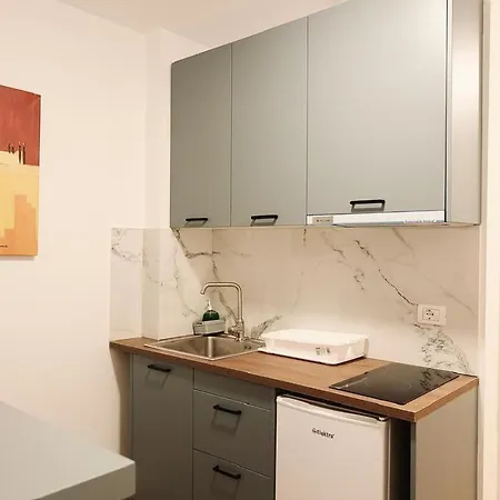 Apartman 102 Tirana